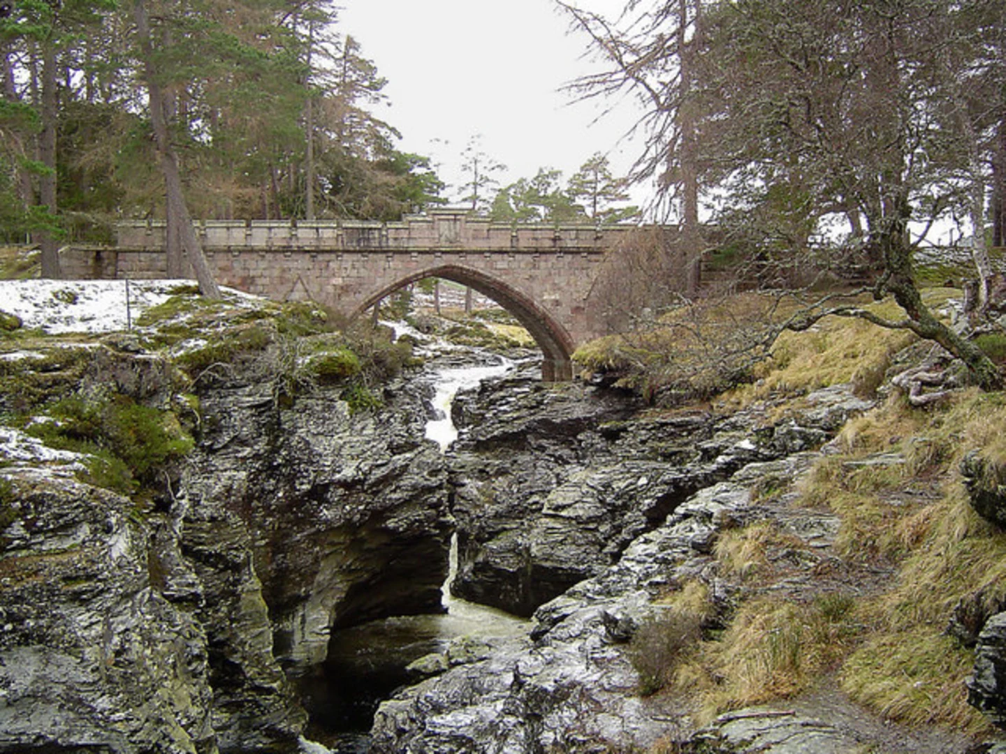 An image depicting the trail Beinn a' Chaorainn from Linn of Dee and its surrounding area.