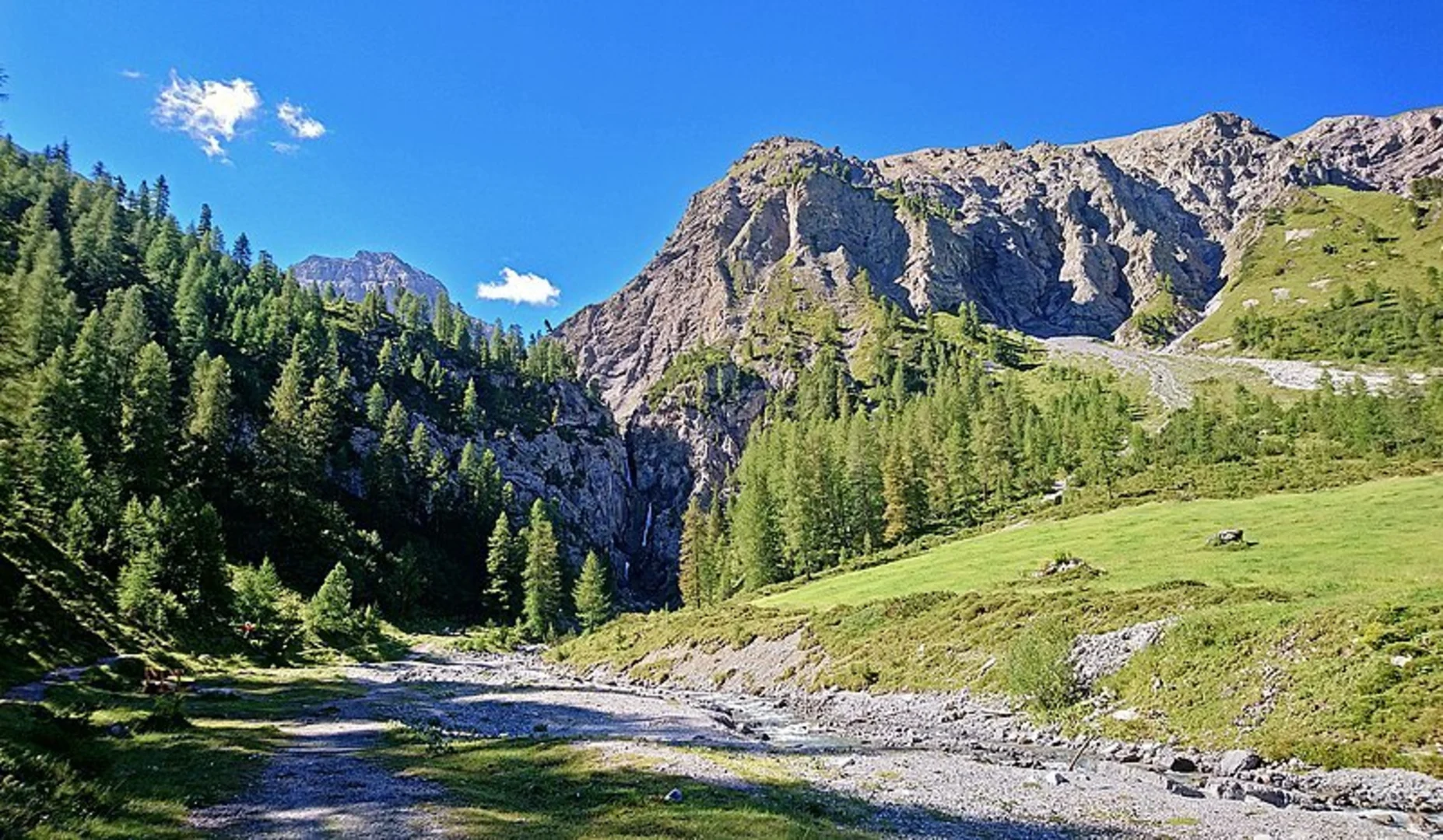 An image depicting the trail Sertig Pass - Scaleta Pass Trail and its surrounding area.