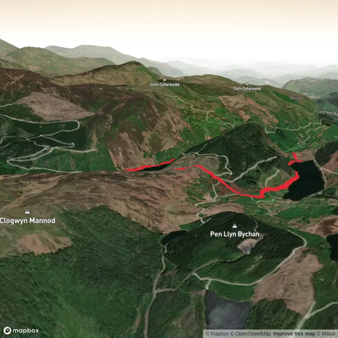 An image depicting the trail Yr Llynau and its surrounding area.
