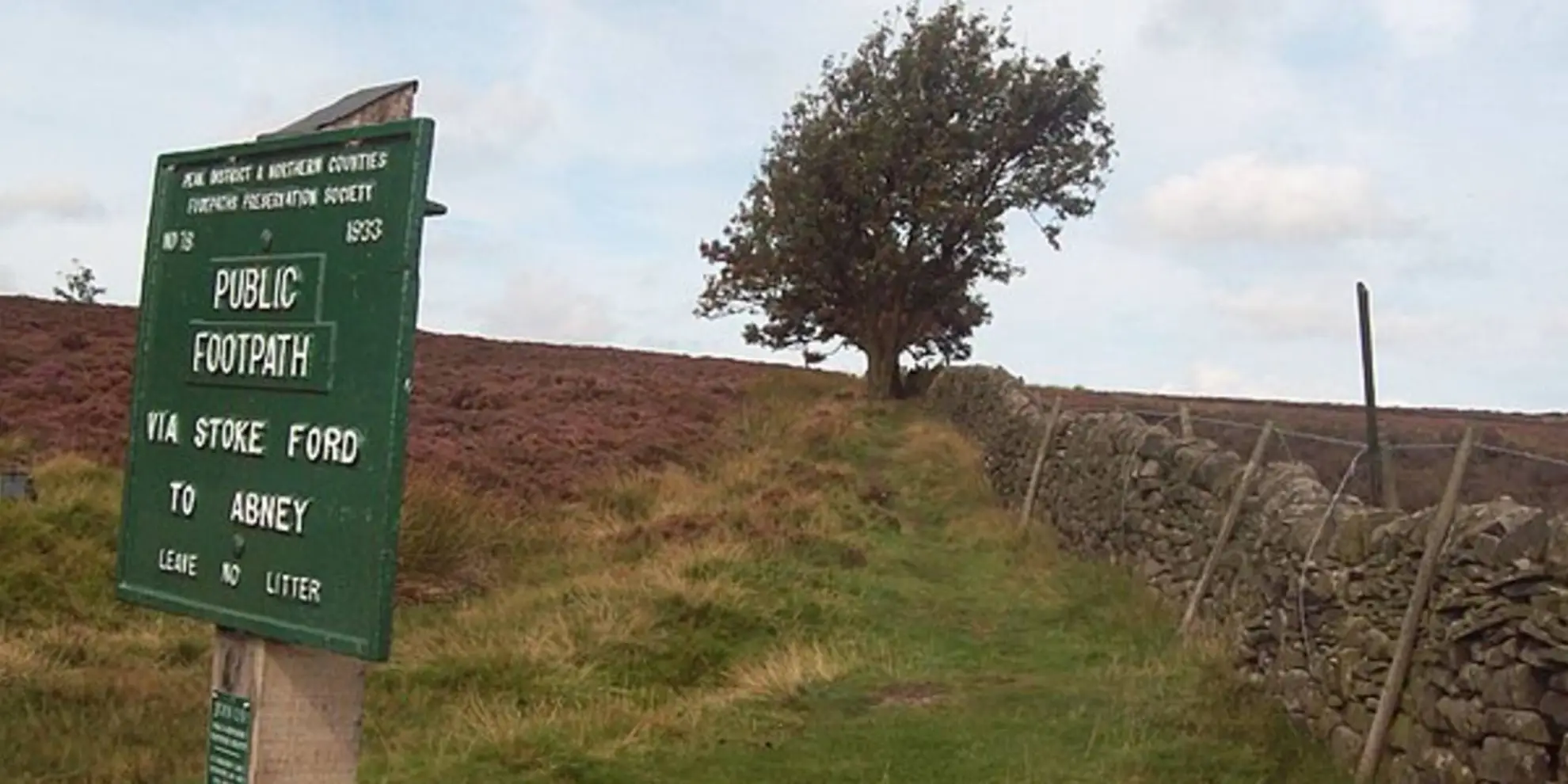 An image depicting the trail Eyam - Abney and its surrounding area.