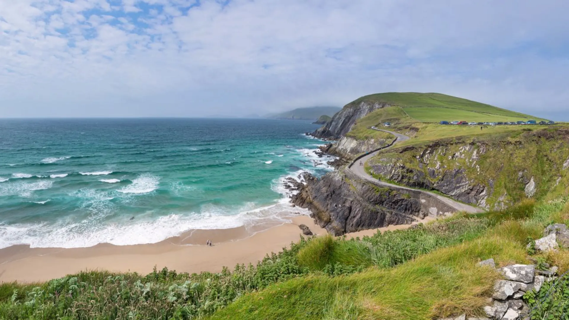 An image depicting the trail Dingle Way and its surrounding area.