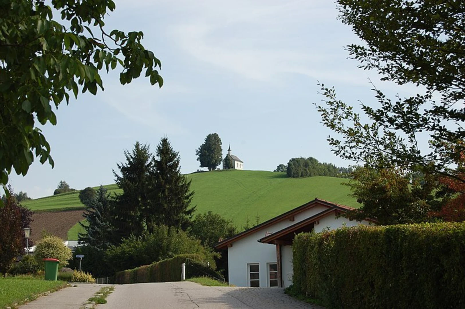 An image depicting the trail Bründlweg Loop Trail and its surrounding area.