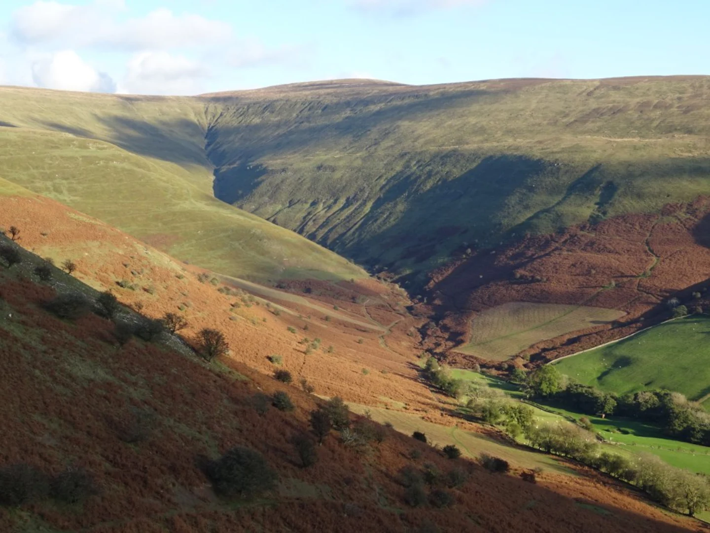 An image depicting the trail Waun Fach and Y Grib from Pengenfford Castell Dinas and its surrounding area.