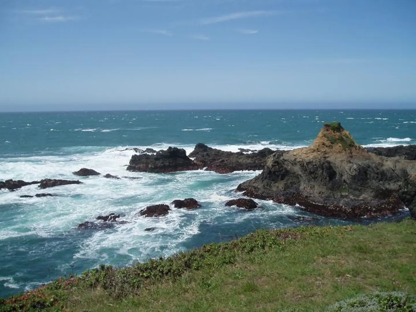 An image depicting the trail Russian Gulch State Park Loop and its surrounding area.