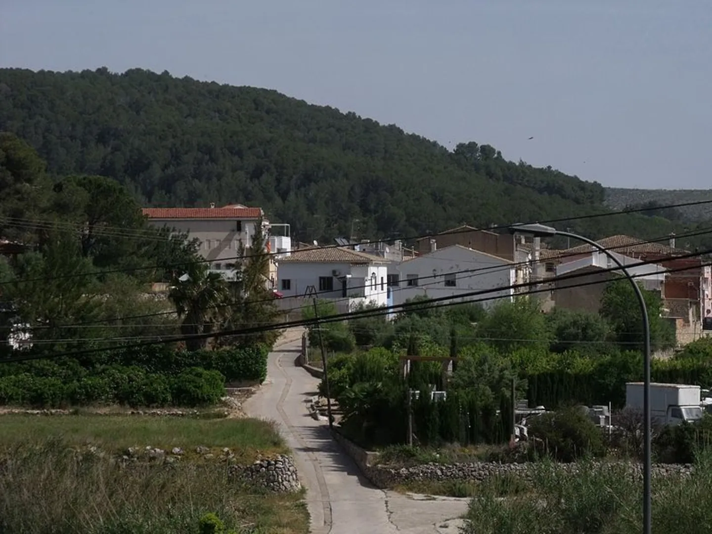 An image depicting the trail Dels Vernisa a la Cuta PR CV 400 and its surrounding area.