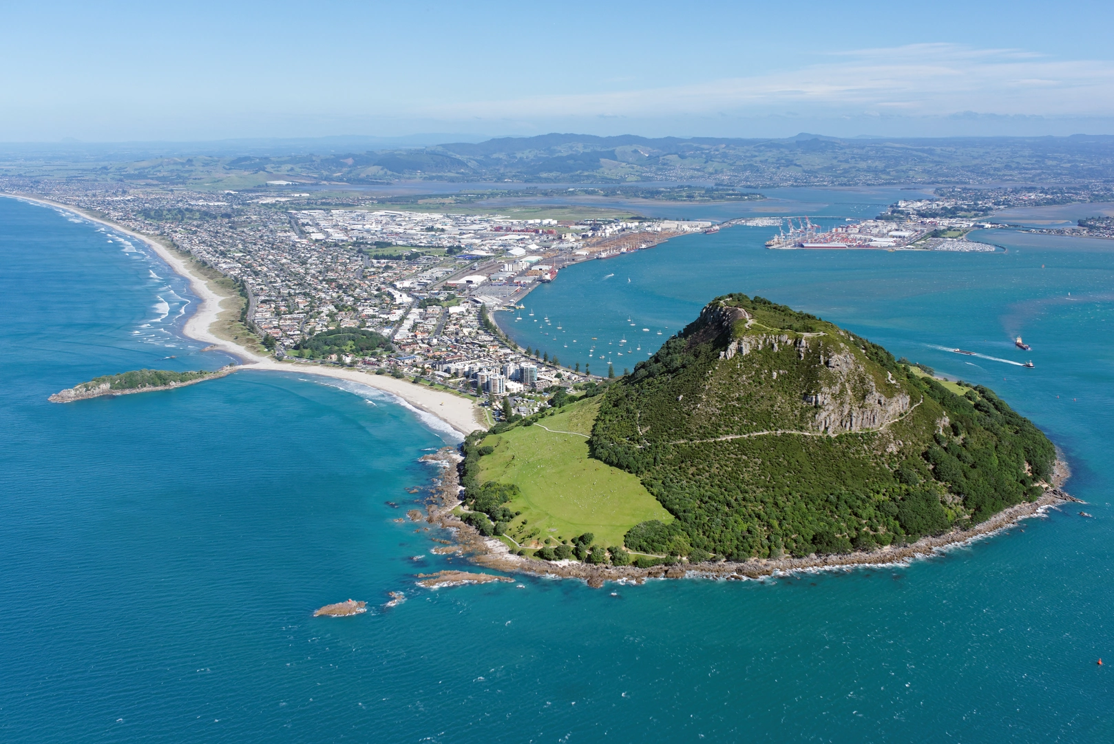 An image depicting the trail Mount Maunganui Track and its surrounding area.