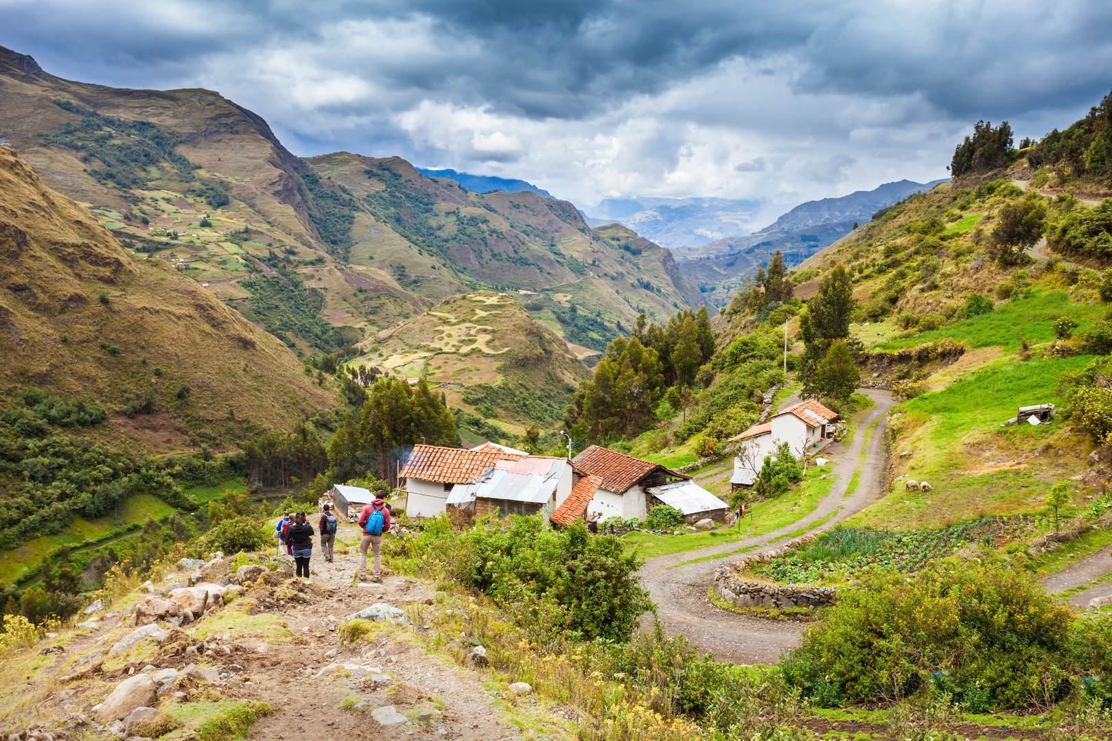 An image depicting the trail Santa Cruz Trek and its surrounding area.