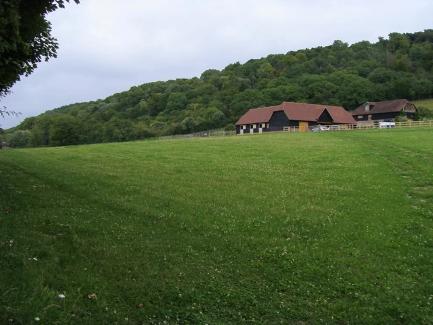 An image depicting the trail Yoesden Nature Reserve, Oakley Hill and Chinnor Hill Loop and its surrounding area.