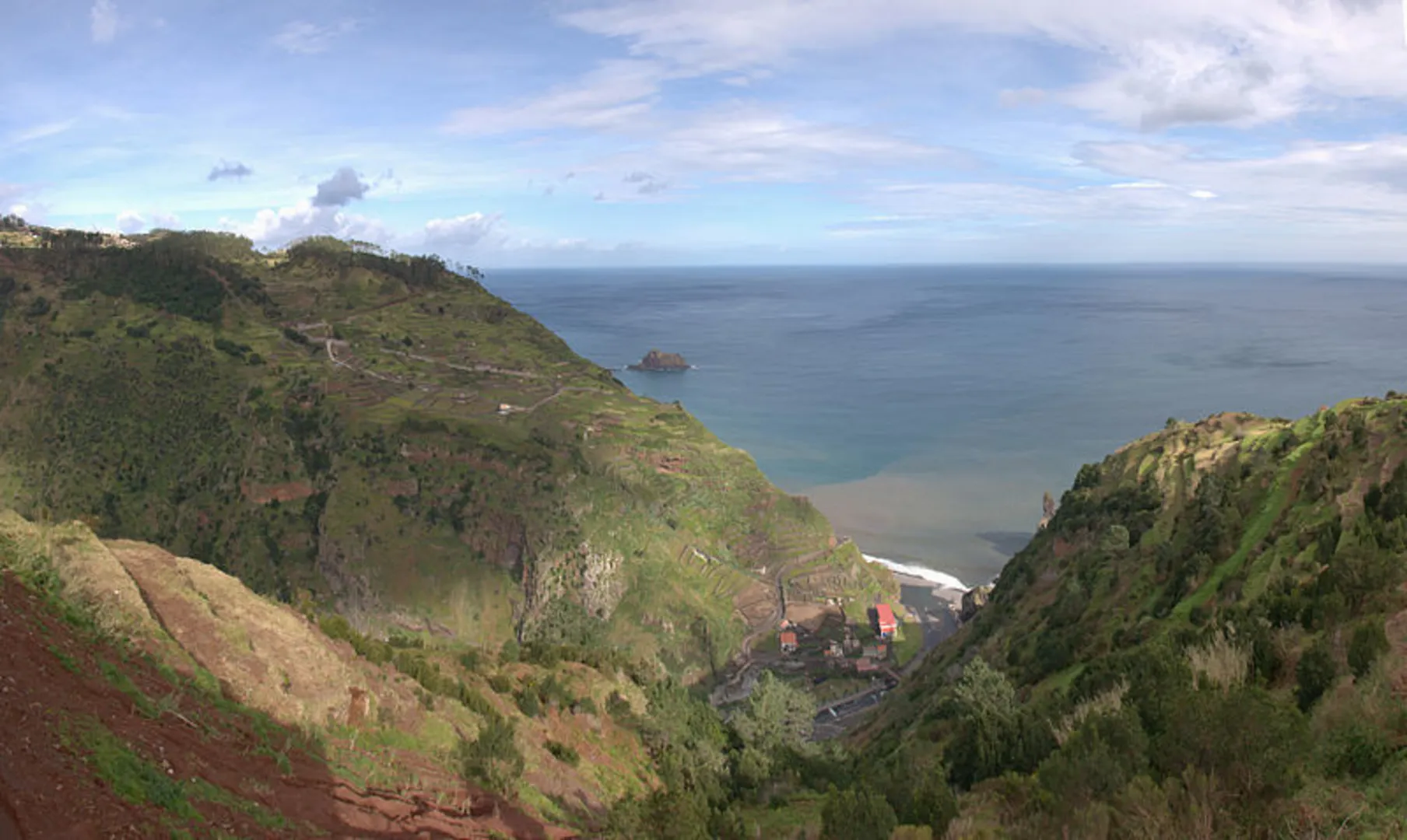 An image depicting the trail Levada da Ribeira da Janela and its surrounding area.