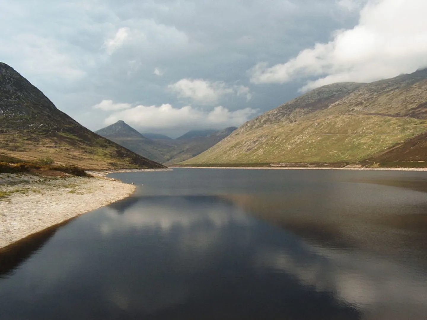 An image depicting the trail Doan and Ben Crom via Silent Valley Reservoir and its surrounding area.