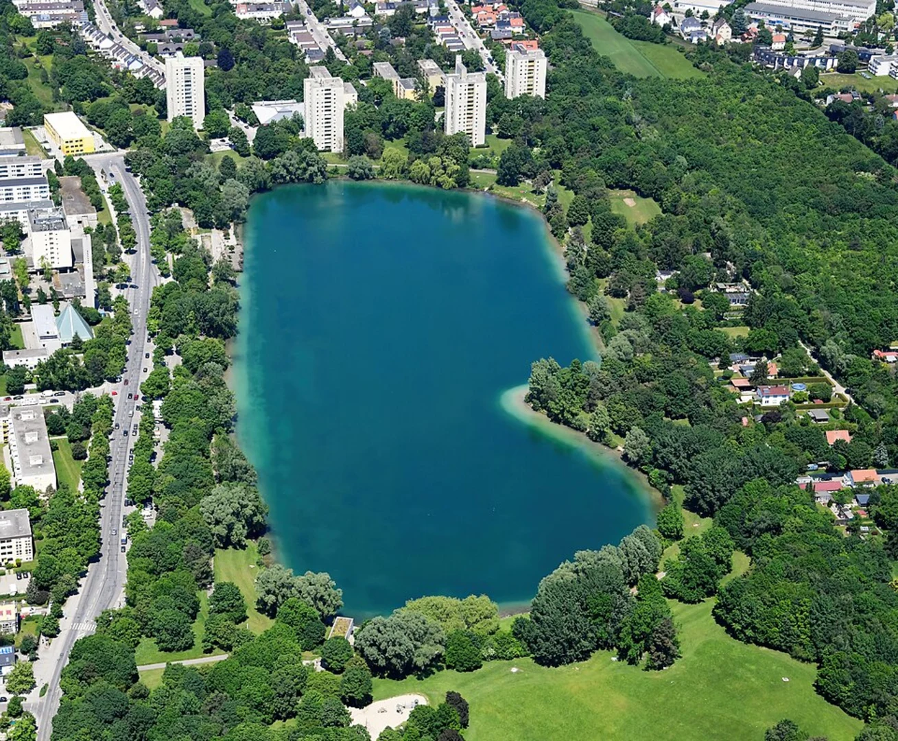 An image depicting the trail Landschaftssee and Allacher Lohe via Lerchenauer See and its surrounding area.