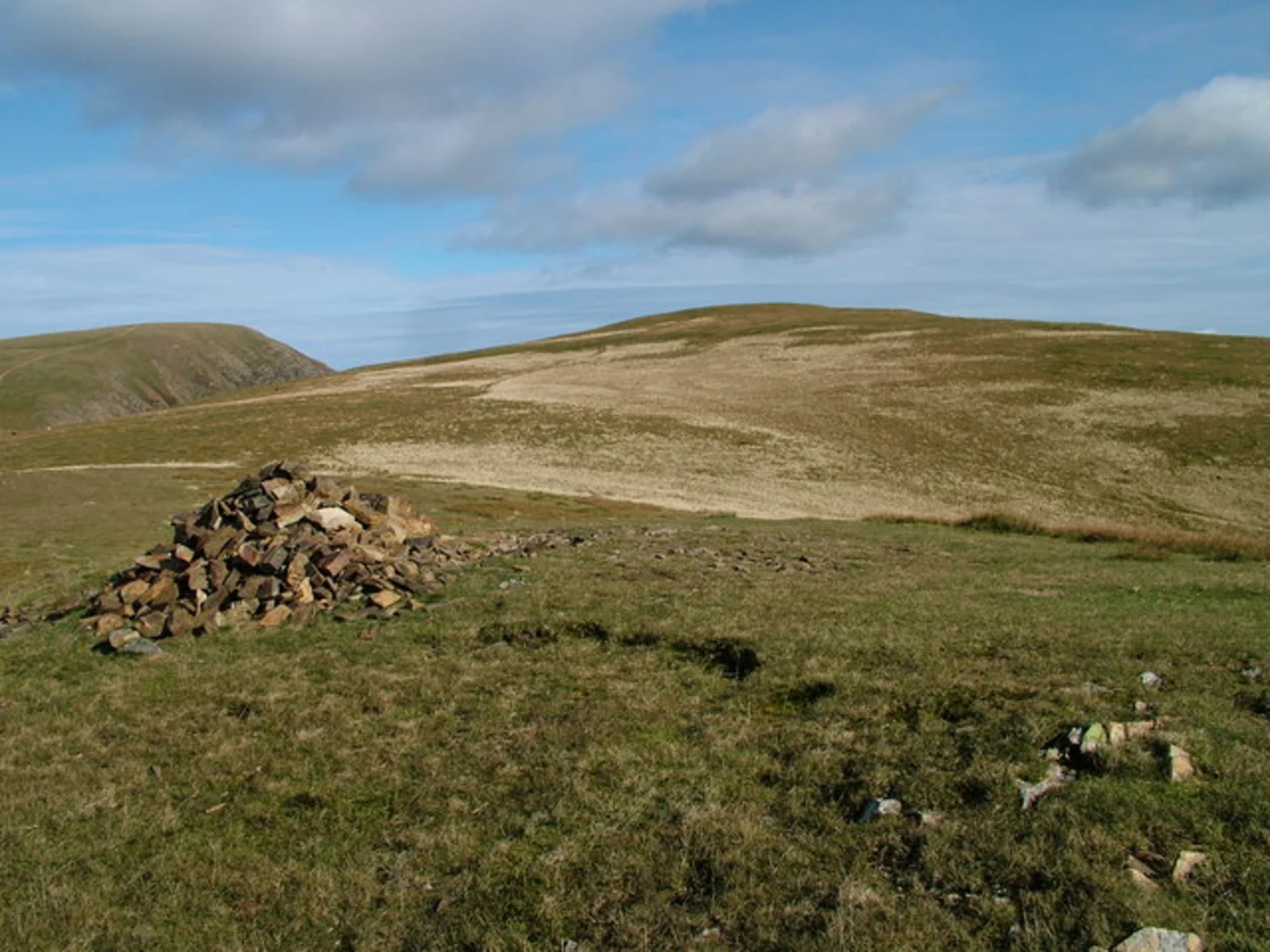 An image depicting the trail Whiteless Pike, Thirdgill Head Man, Grasmoor and Rannerdale Knotts Loop and its surrounding area.