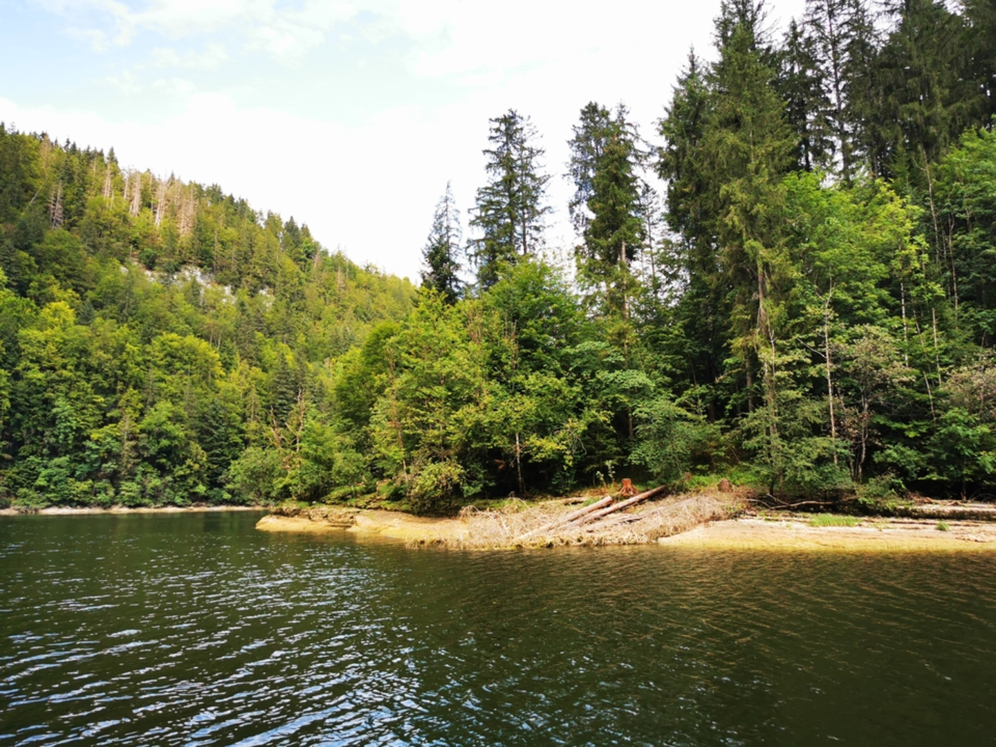 An image depicting the trail Au fil du Doubs and its surrounding area.