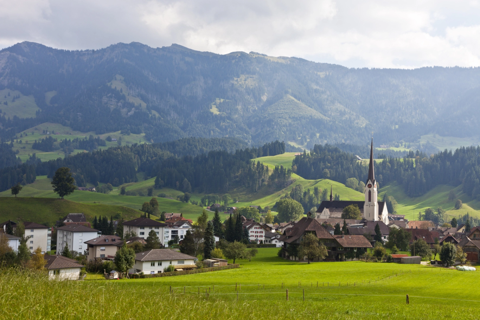 An image depicting the trail Wissemme-Weg von Escholzmatt nach Schüpfheim and its surrounding area.