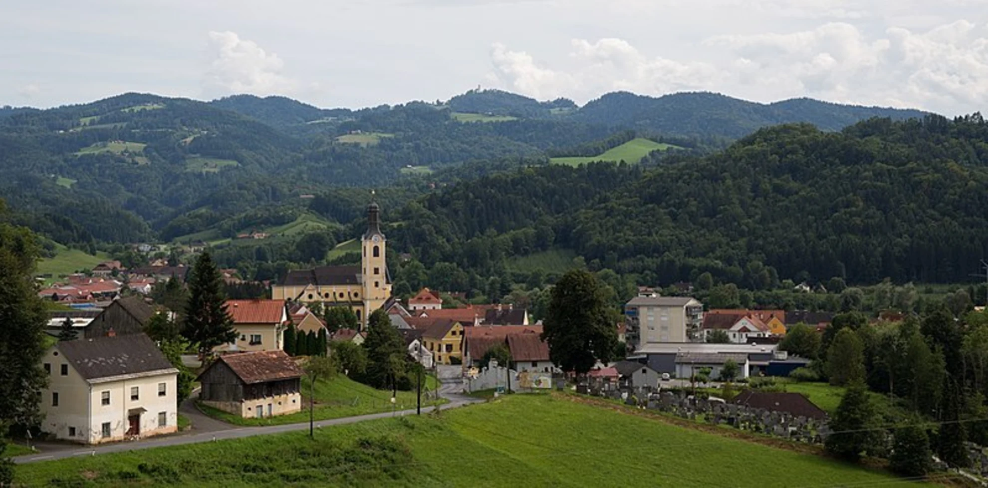 An image depicting the trail Glanzer Hoftour Trail and its surrounding area.