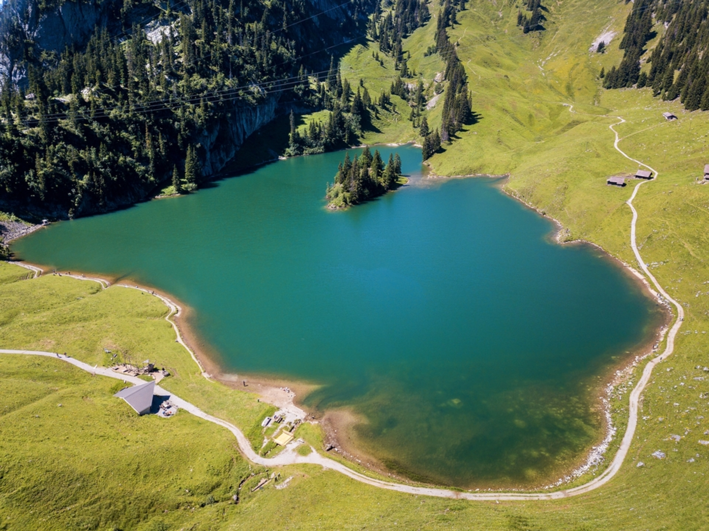 An image depicting the trail Stockhorn-Panoramaweg and its surrounding area.