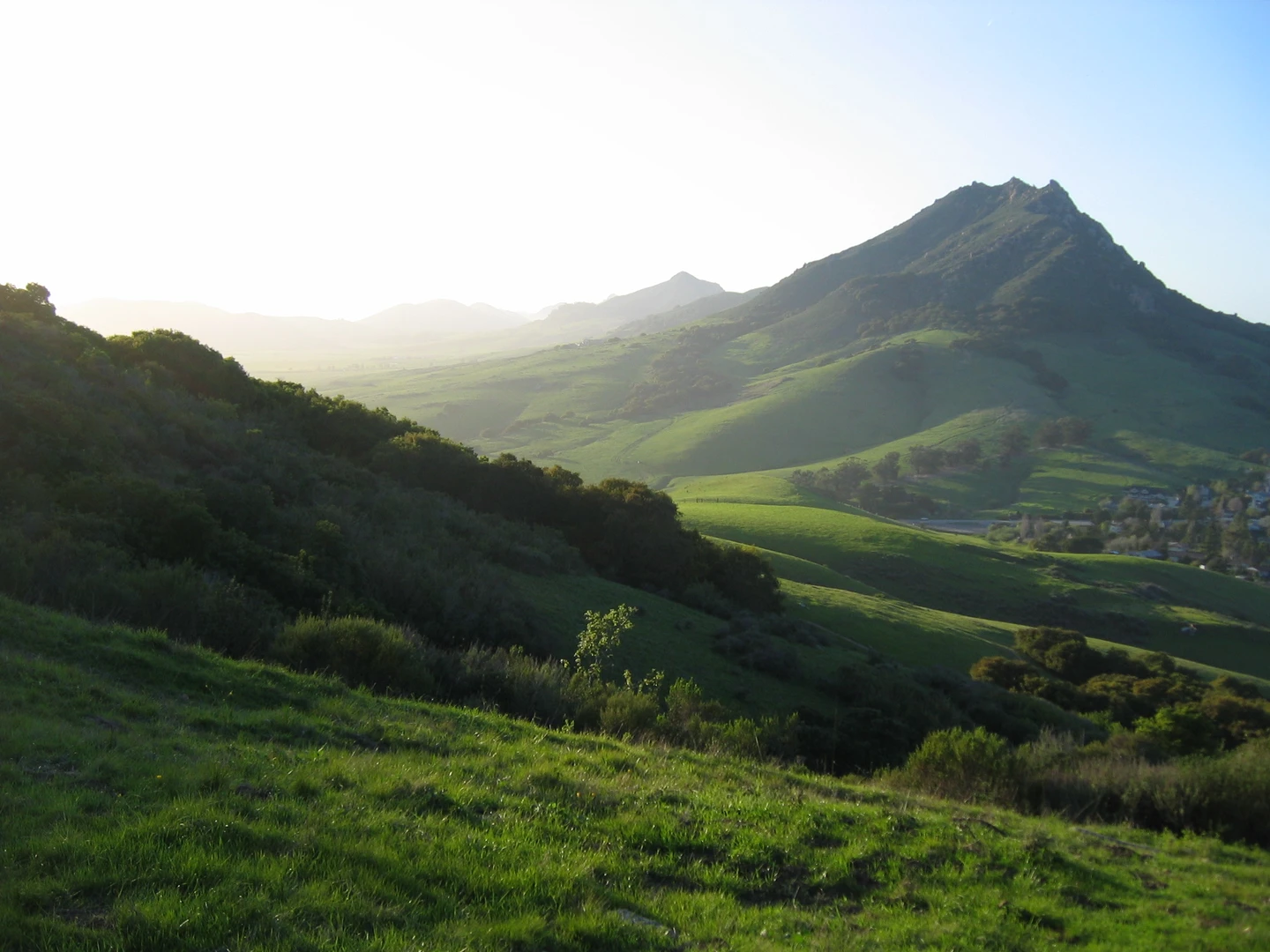 An image depicting the trail Bishop Peak and its surrounding area.
