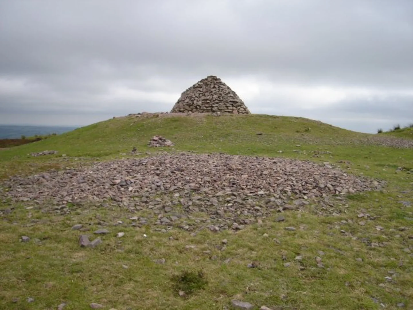 An image depicting the trail Great Rowbarrow, Dunkery Hill and Dunkery Beacon via Macmillan Way West and its surrounding area.