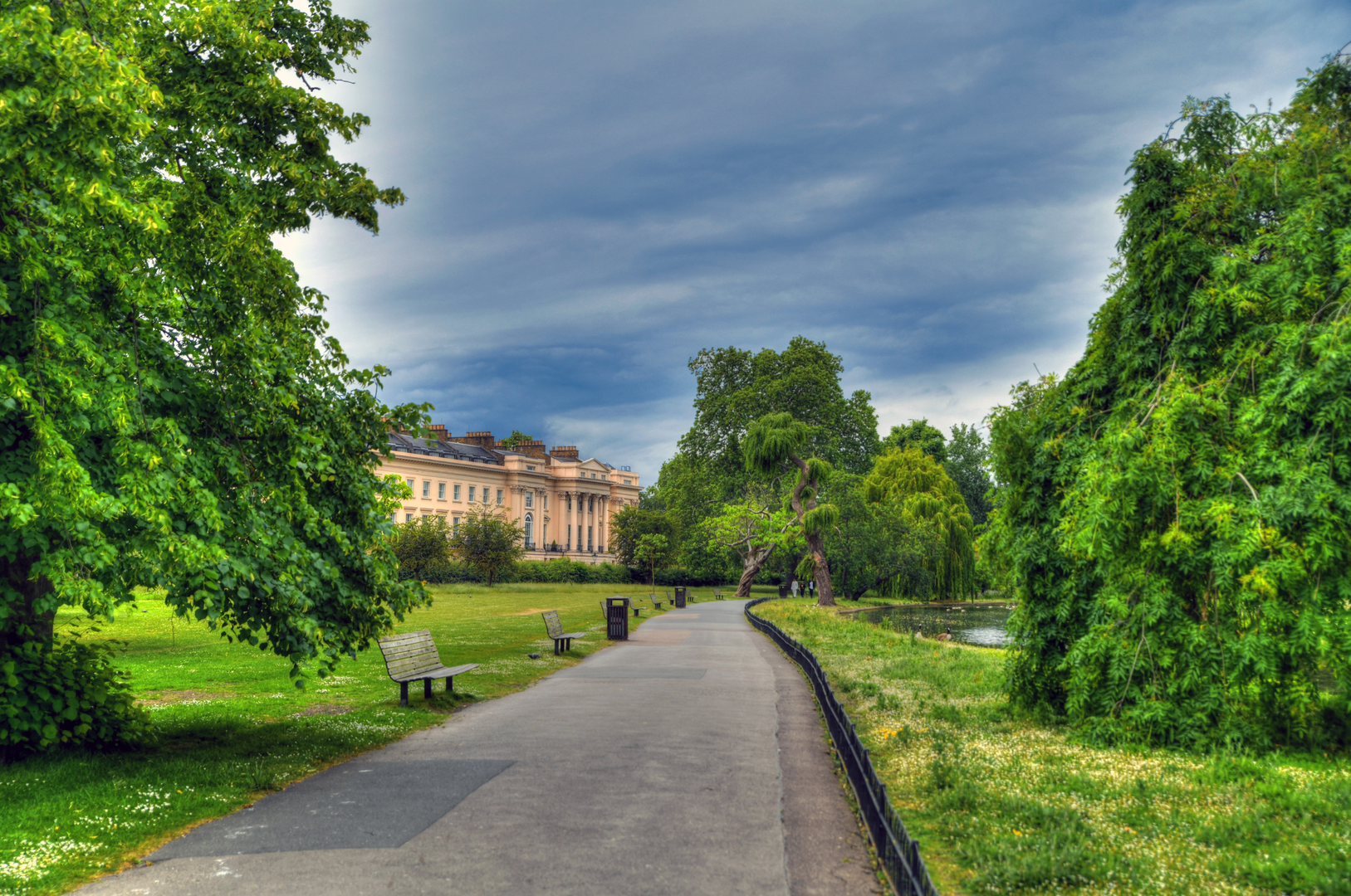 An image depicting the trail Regent's Canal Walk and its surrounding area.