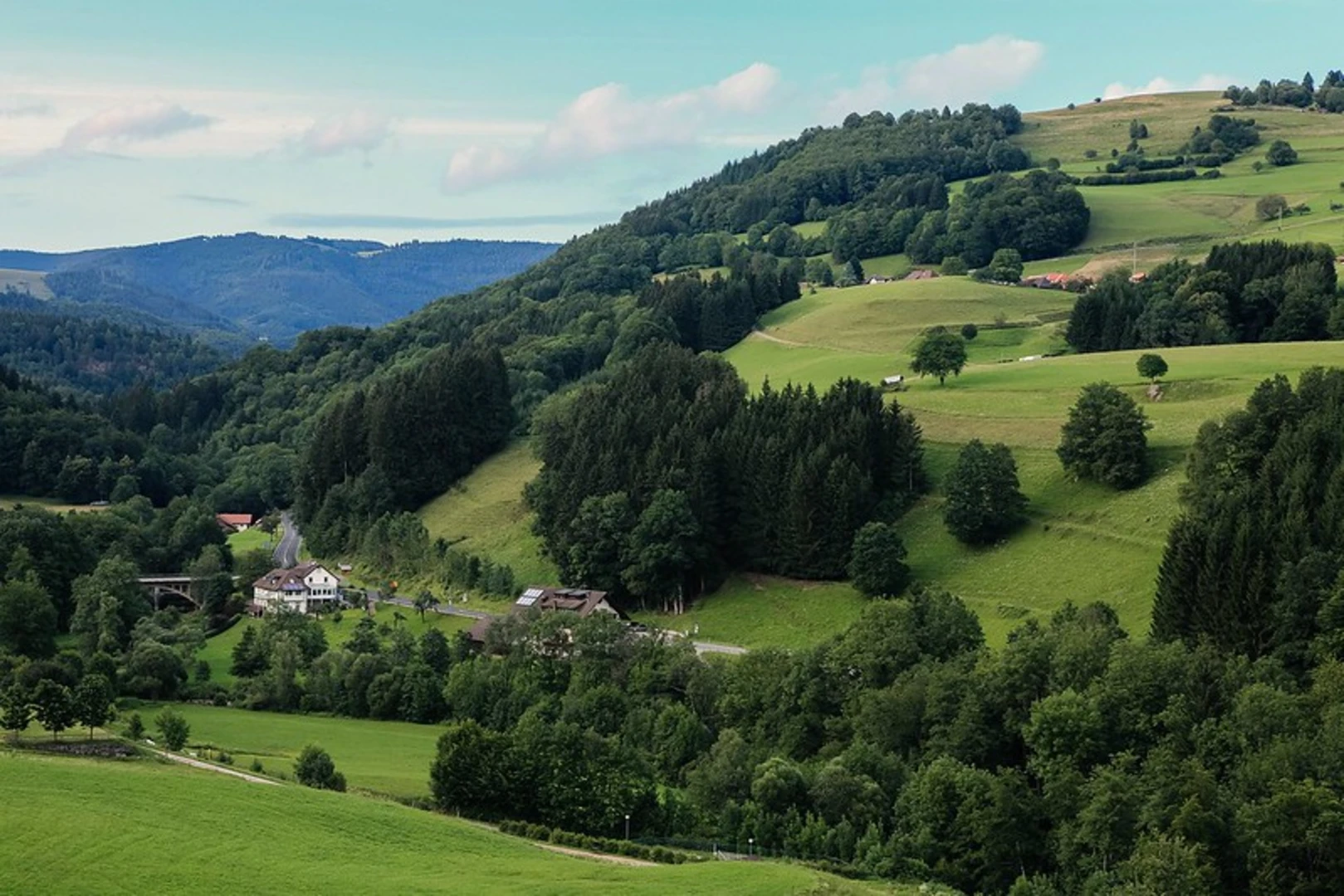 An image depicting the trail Ortesweg and Rhoen Rundweg and its surrounding area.