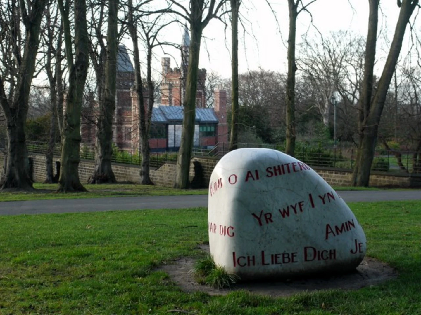 An image depicting the trail Saltwell Park and Lake Loop and its surrounding area.