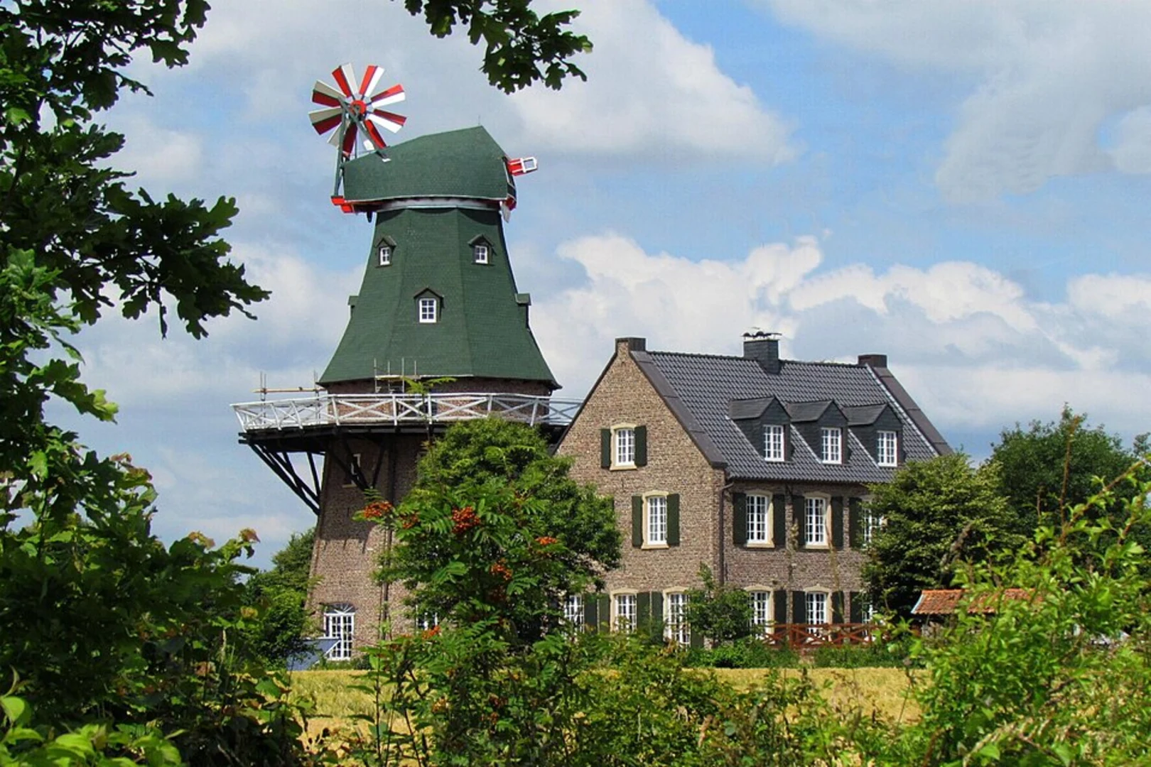 An image depicting the trail Maas Niederrheinpad, Luettelforst and Wegberger MuehlenTour Loop and its surrounding area.