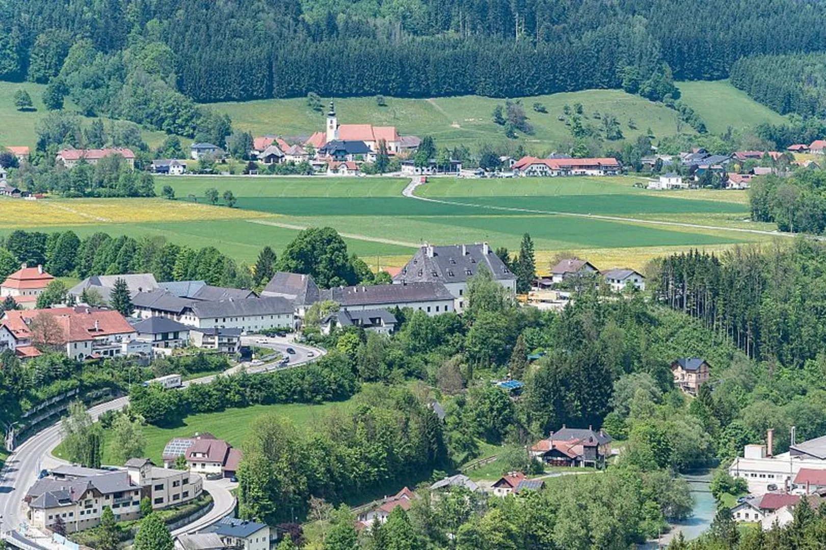 An image depicting the trail Windhagkogel Mountain and its surrounding area.