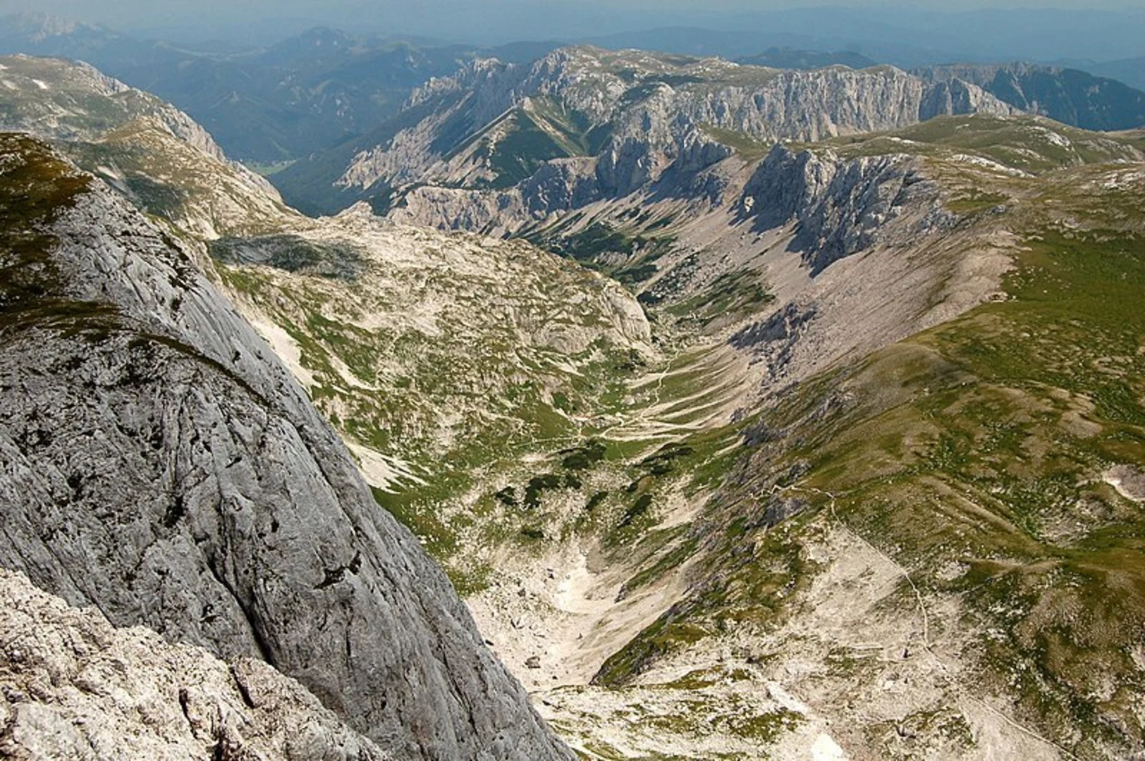 An image depicting the trail BergZeitReise Tagestourentipp - Bergtour zur Voisthalerhütte and its surrounding area.