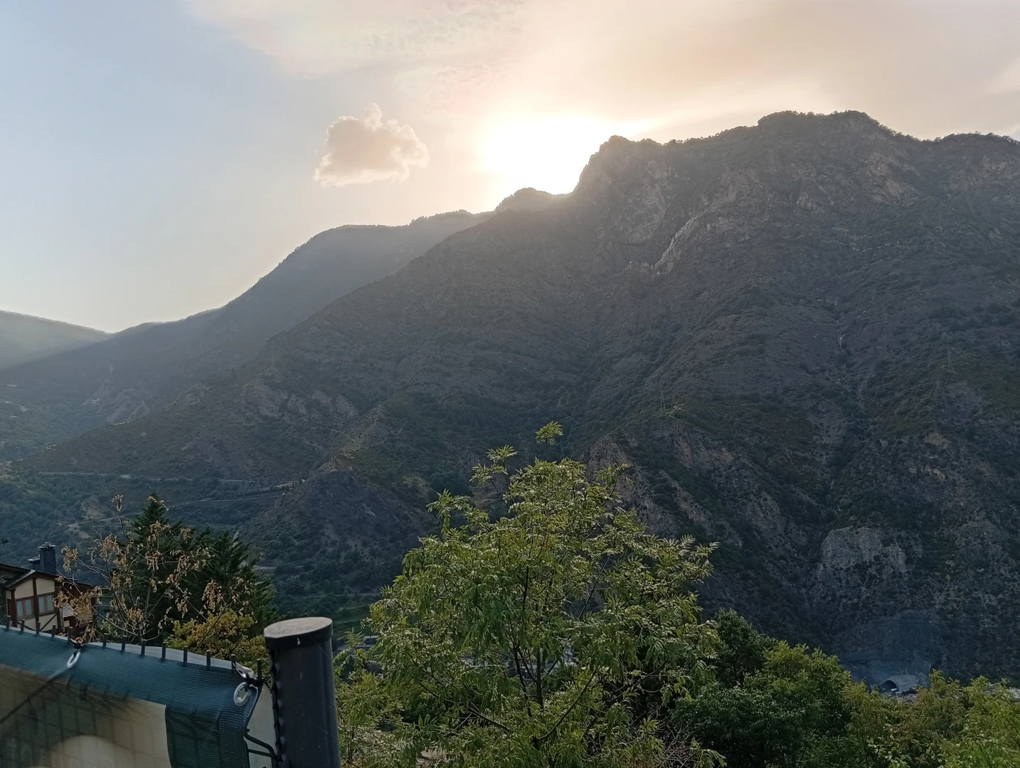 An image depicting the trail Camí dels bessets de baix Aixirivall - Auvinyà Circular and its surrounding area.