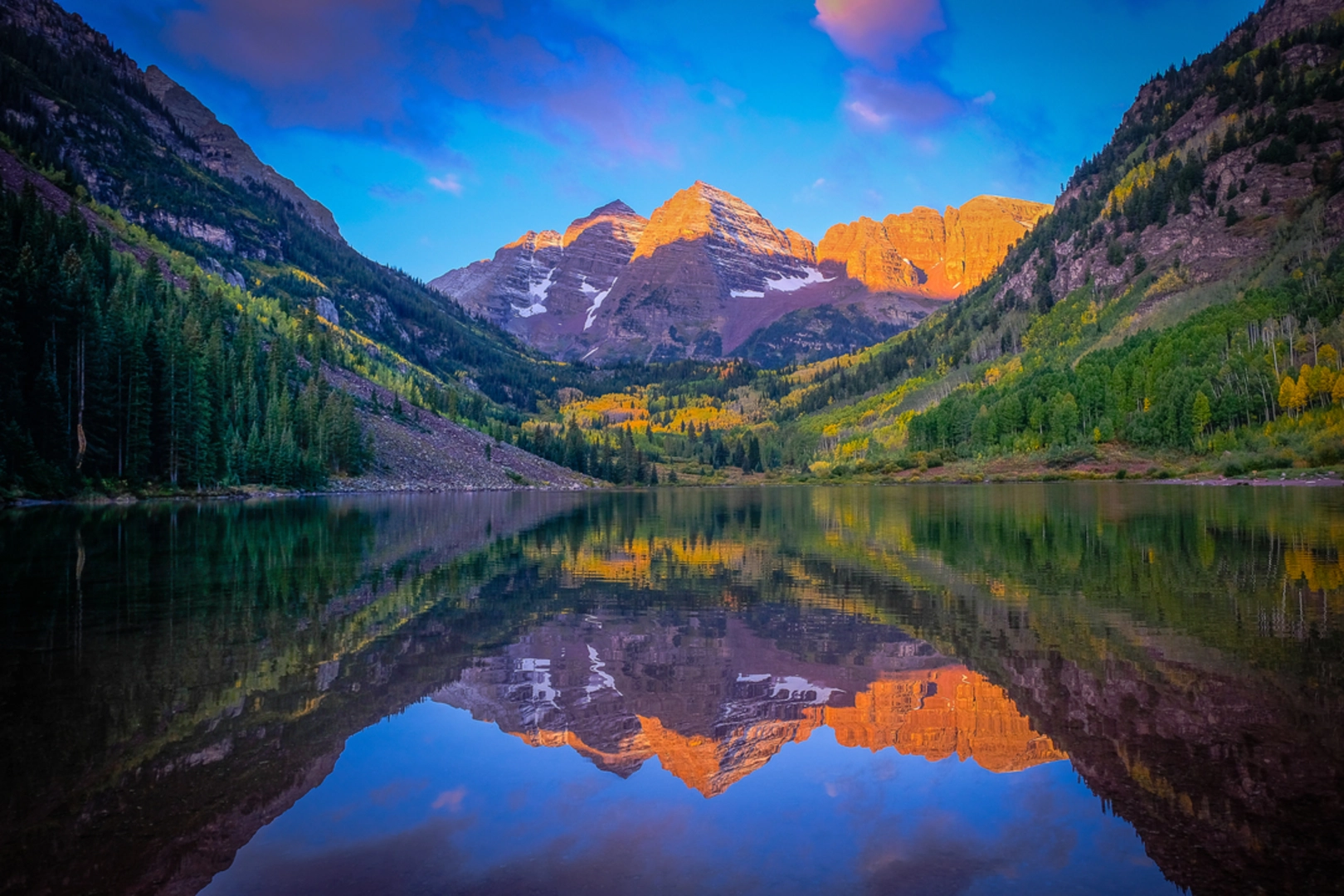 An image depicting the trail Maroon Lake Scenic Loop Trail and its surrounding area.