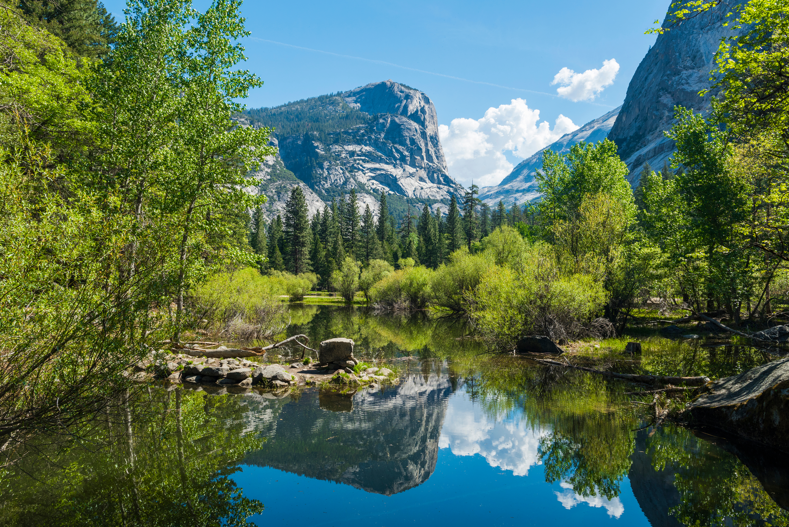 An image depicting the trail Snow Creek and Yosemite Valley Loop Trail and its surrounding area.