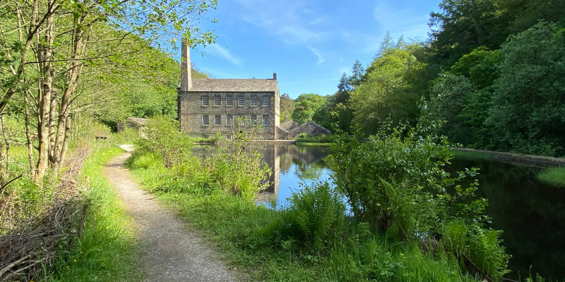 An image depicting the trail Railway Trail at Hardcastle Crags and its surrounding area.