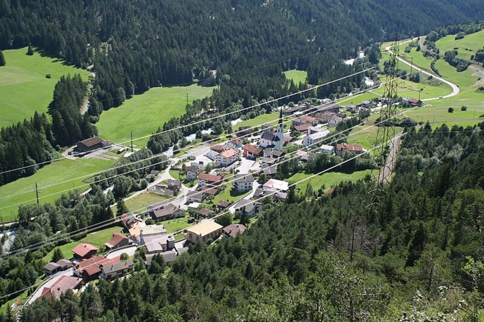 An image depicting the trail Pfad der Pioniere Parc Ela and its surrounding area.