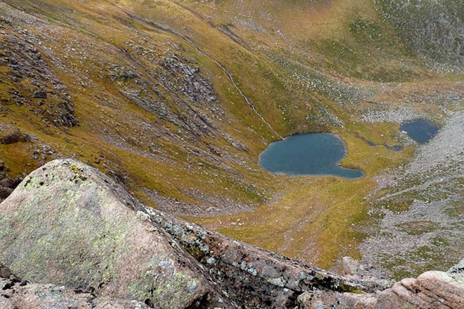 An image depicting the trail Cairn Lochan via Lurcher's Crag and its surrounding area.
