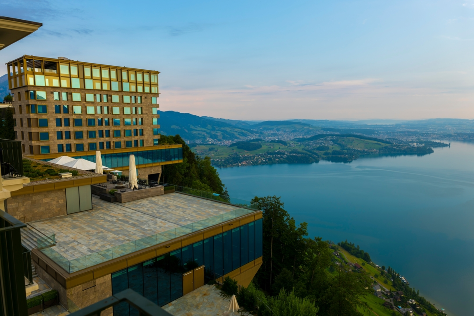 An image depicting the trail Felsenweg Bürgenstock and its surrounding area.