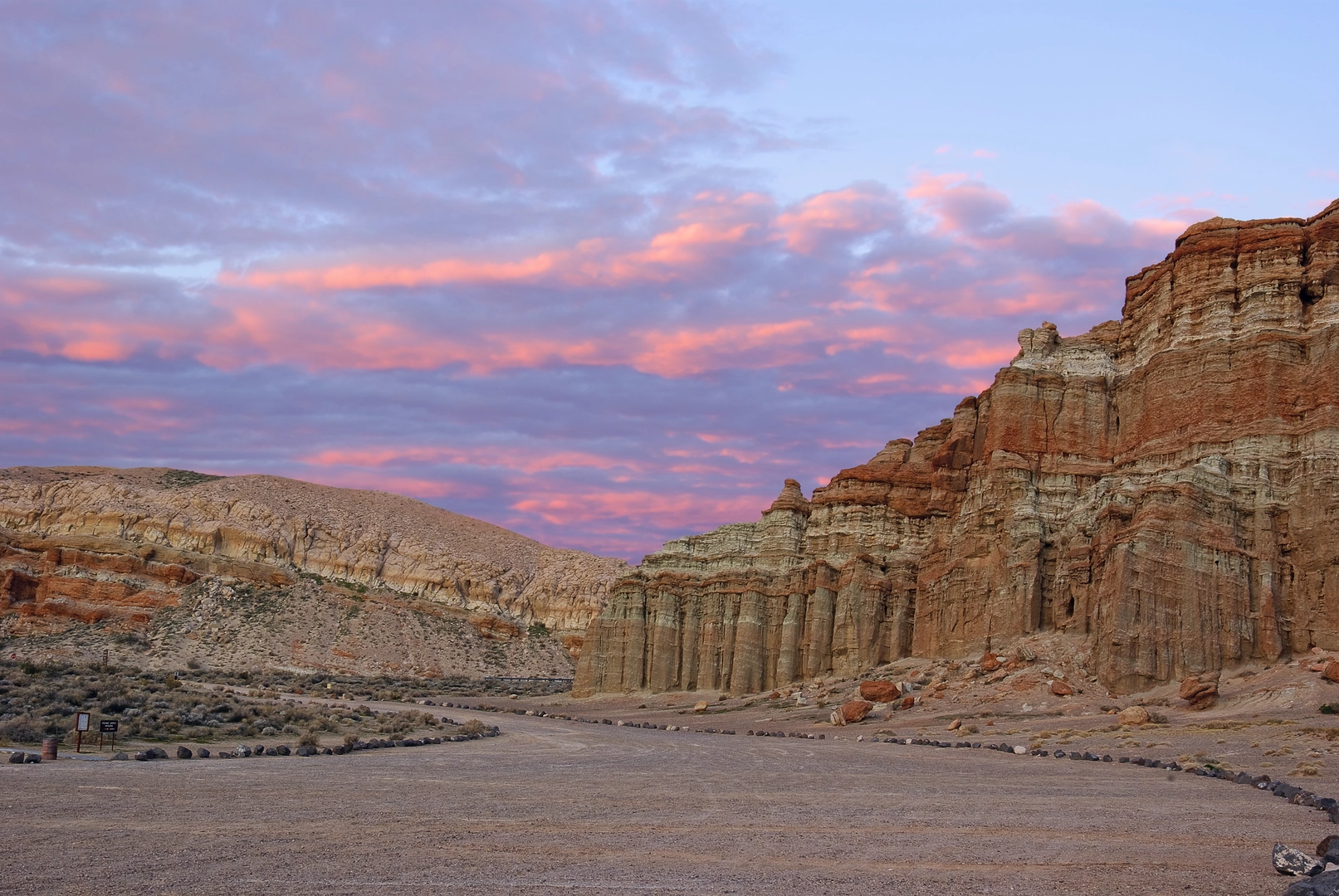 An image depicting the trail Red Cliffs Natural Preserve Loop and its surrounding area.