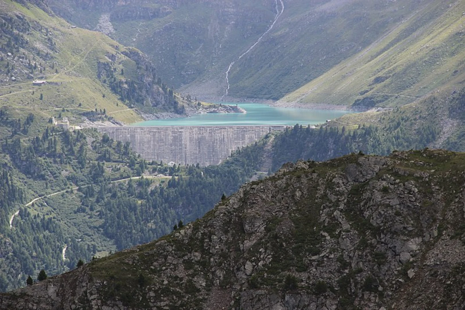An image depicting the trail Bisse de Chervé – Cleuson Dam and its surrounding area.