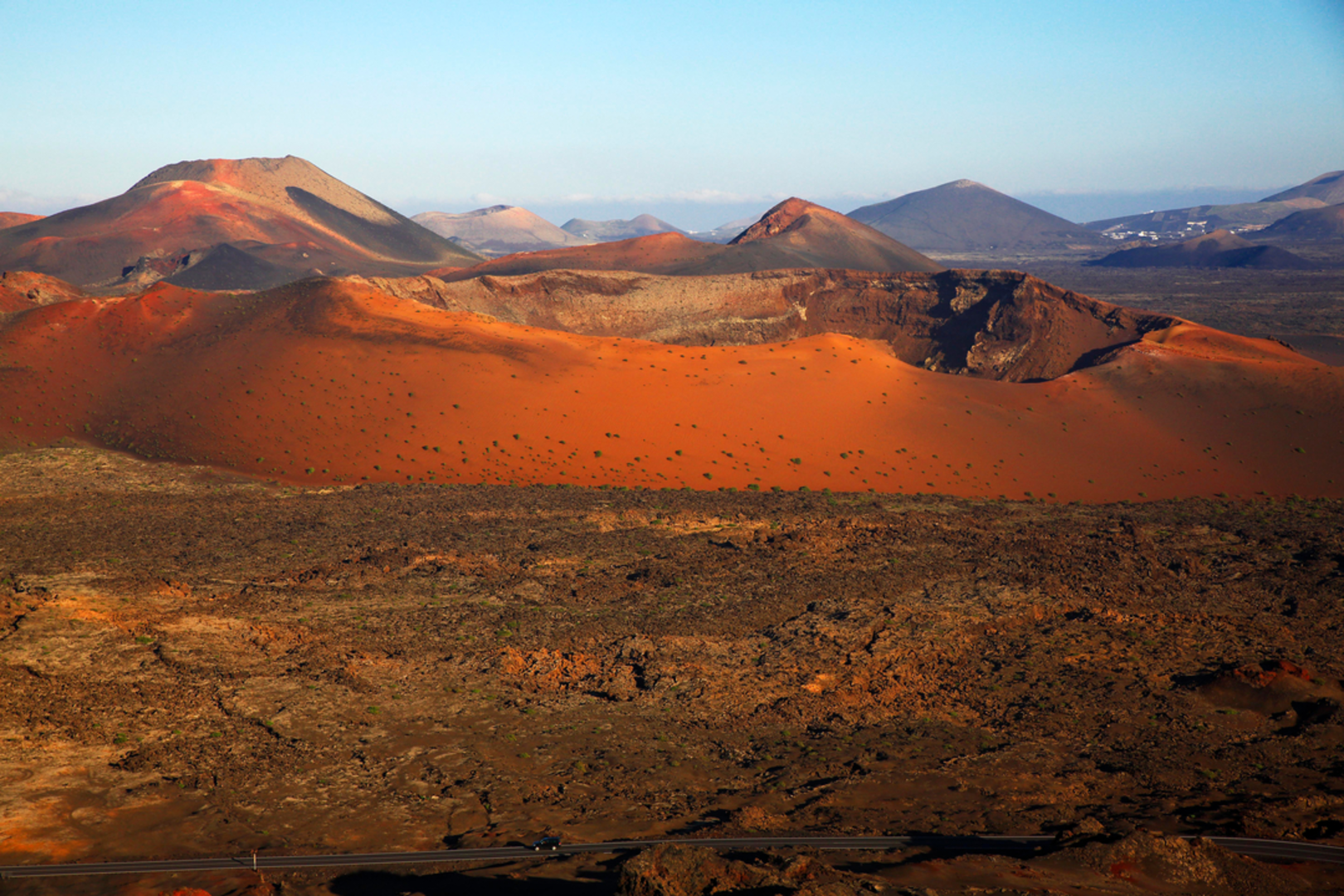 An image depicting the trail Vuelta a Timanfaya and its surrounding area.