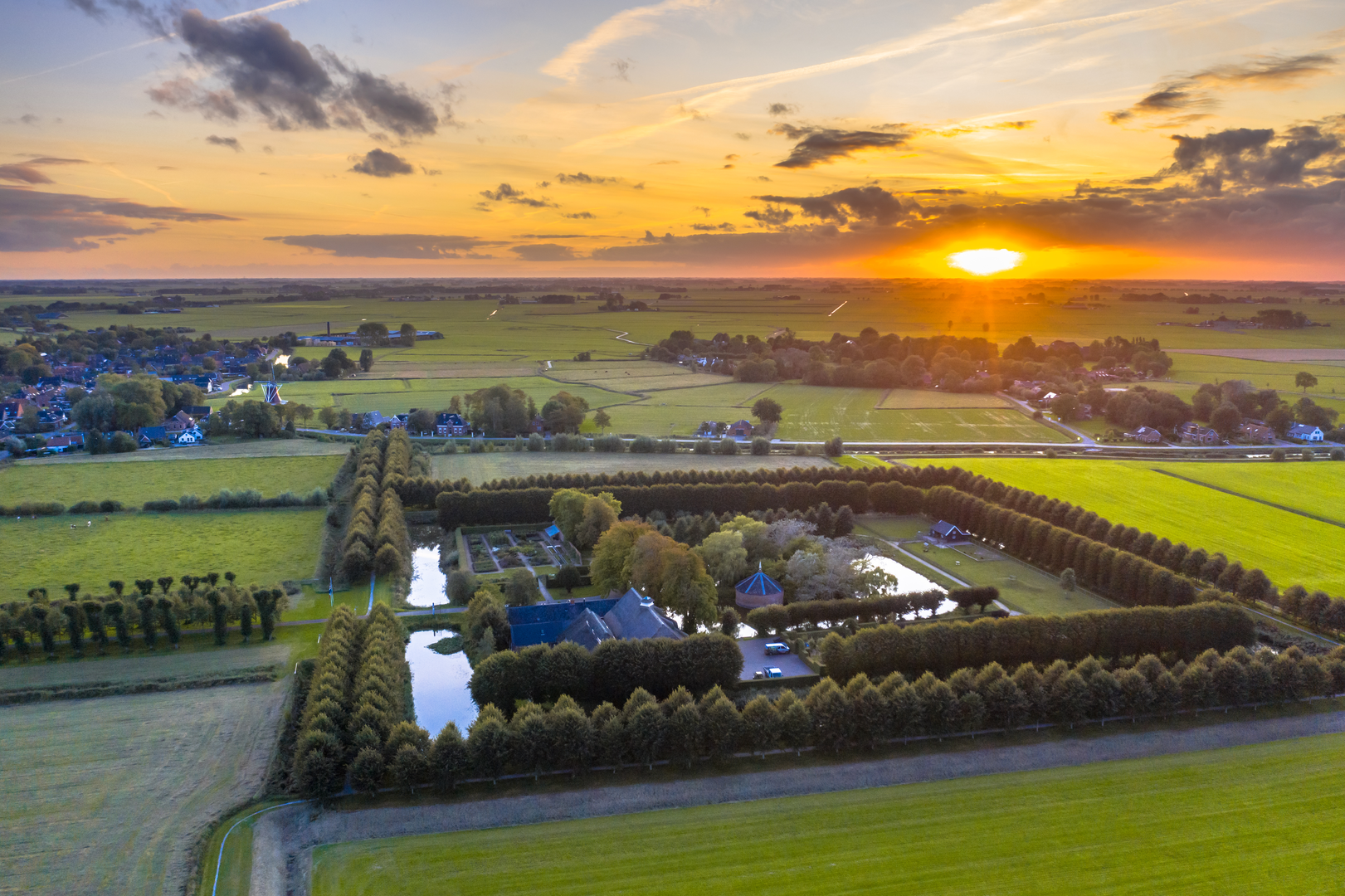 An image depicting the trail Oude Kerkpad, Doorderpad, Toptilsterpad via Borg Ewsum and its surrounding area.