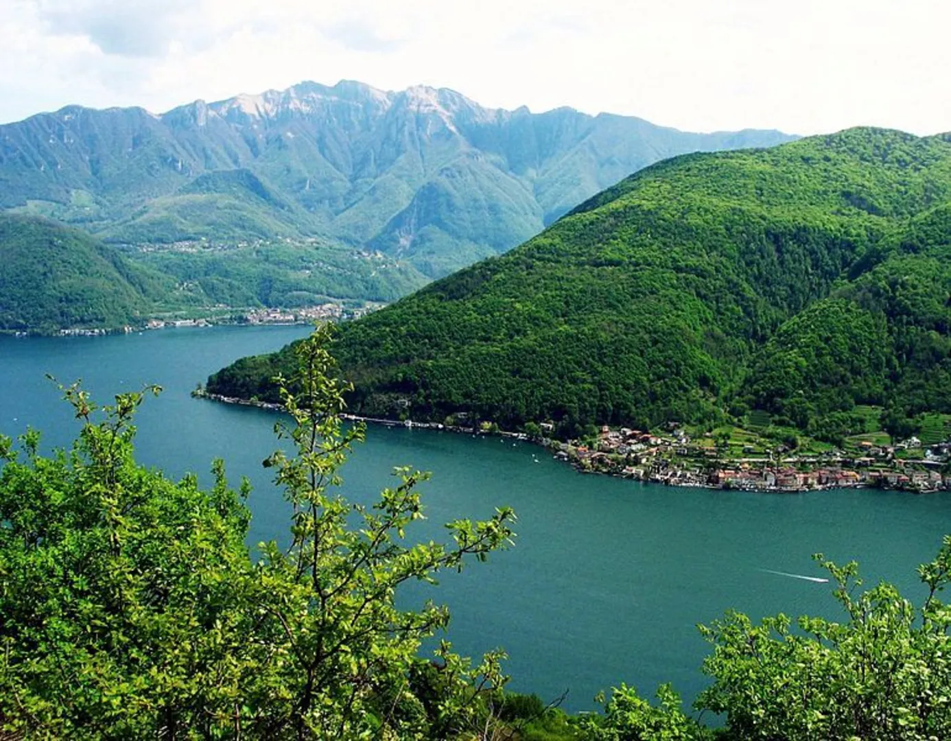 An image depicting the trail Sentiero del Monte San Giorgio and its surrounding area.