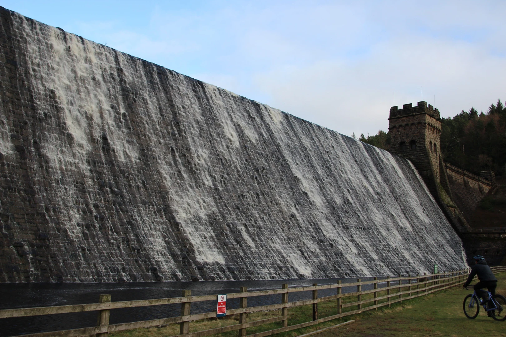 An image depicting the trail Derwent Dam, Howden Dam and Alport Castles Loop and its surrounding area.