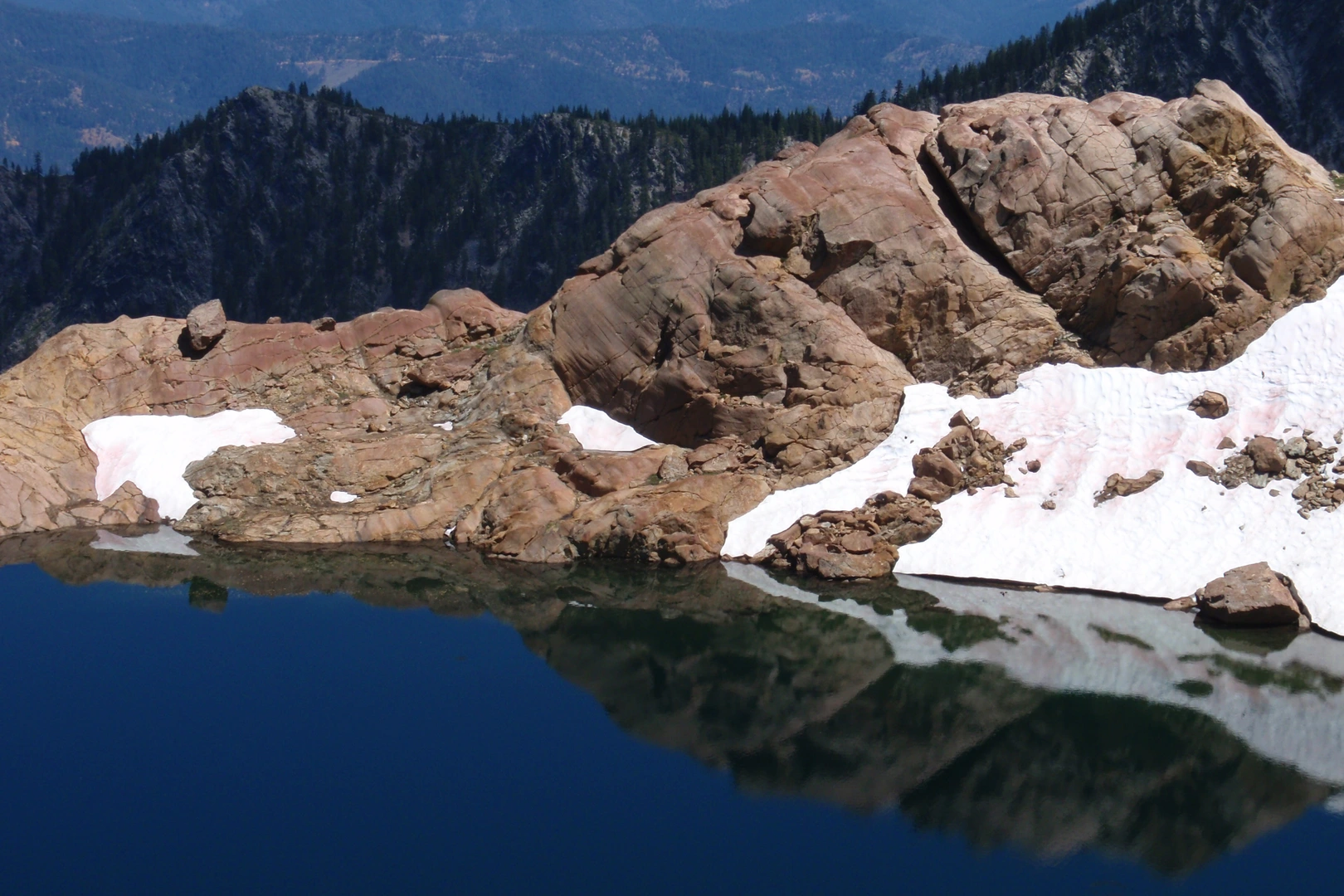 An image depicting the trail Lake Anna via Long Canyon Trail and its surrounding area.