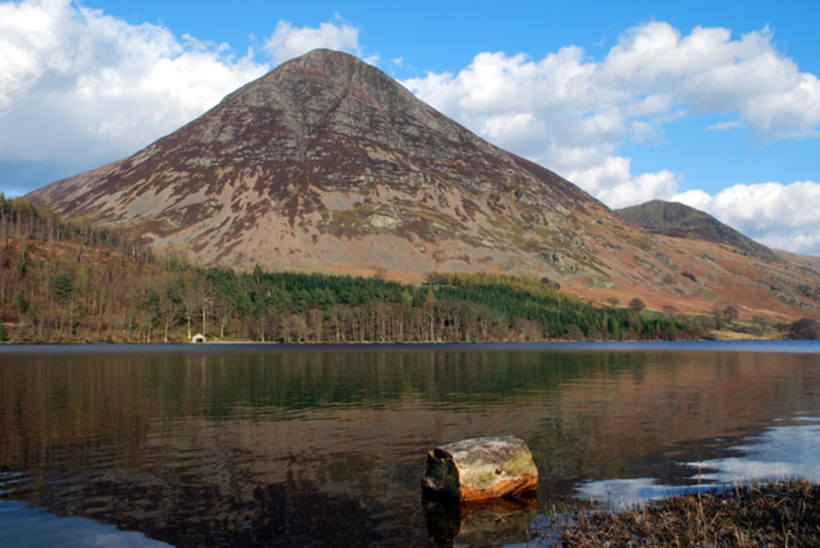 An image depicting the trail Loweswater Circular and its surrounding area.