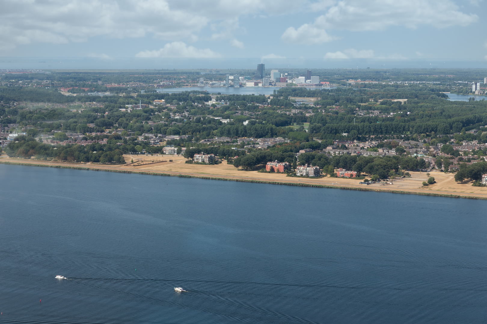 An image depicting the trail Weerwater Loop via Oeverpromenade and Sturmeypad and Fongerspad and its surrounding area.