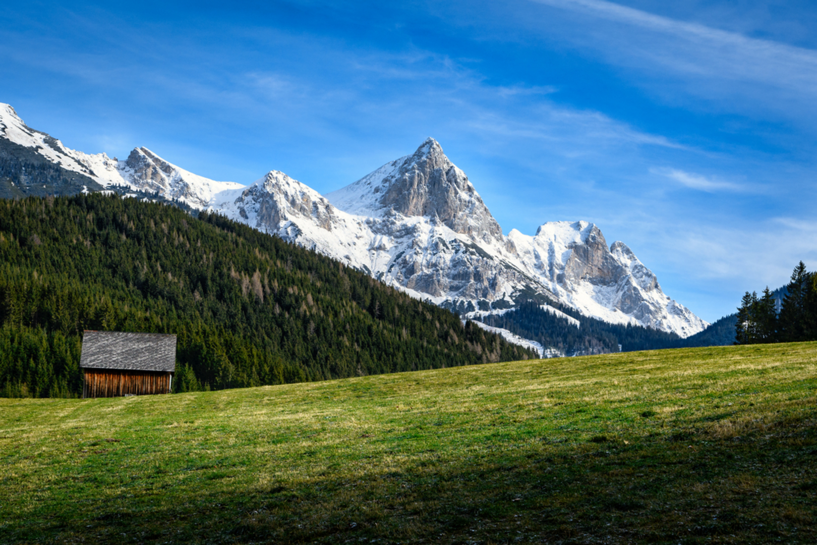 An image depicting the trail Kaiserau-Klinkehütte - Lahngang-Wagenbänkrunde and its surrounding area.