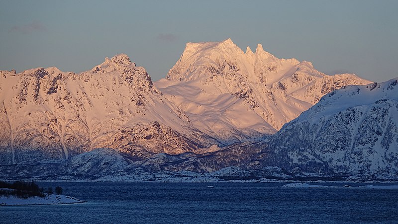 An image depicting the trail Møysalen National Park and its surrounding area.