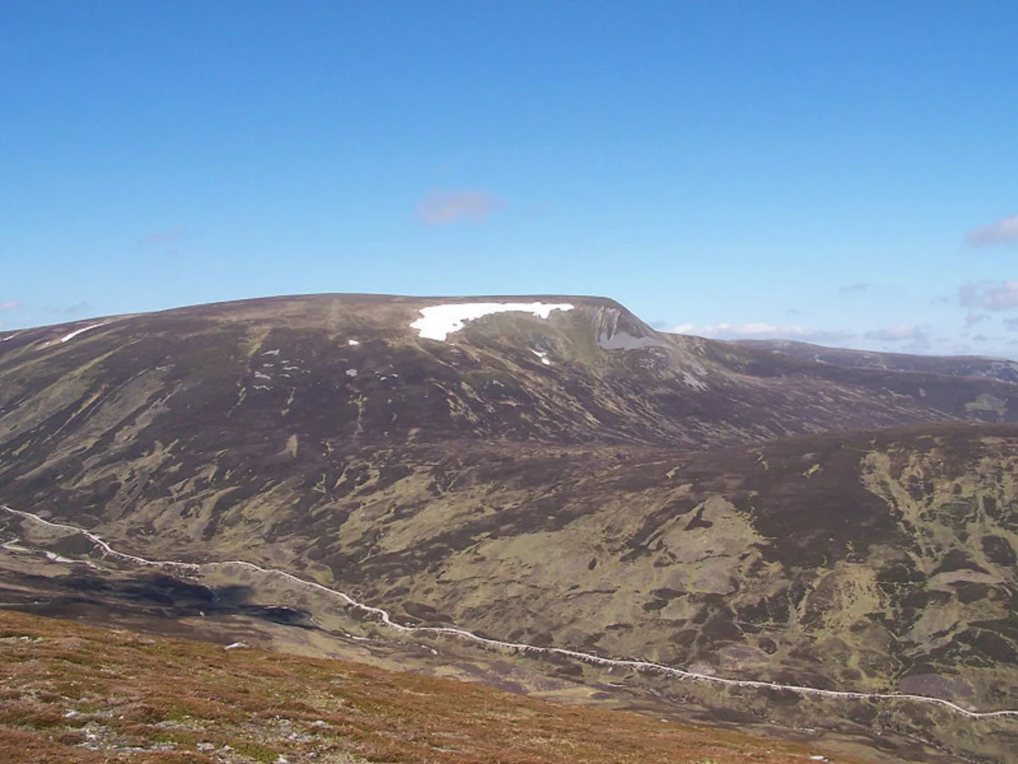 An image depicting the trail A' Mharconaich Walk and its surrounding area.
