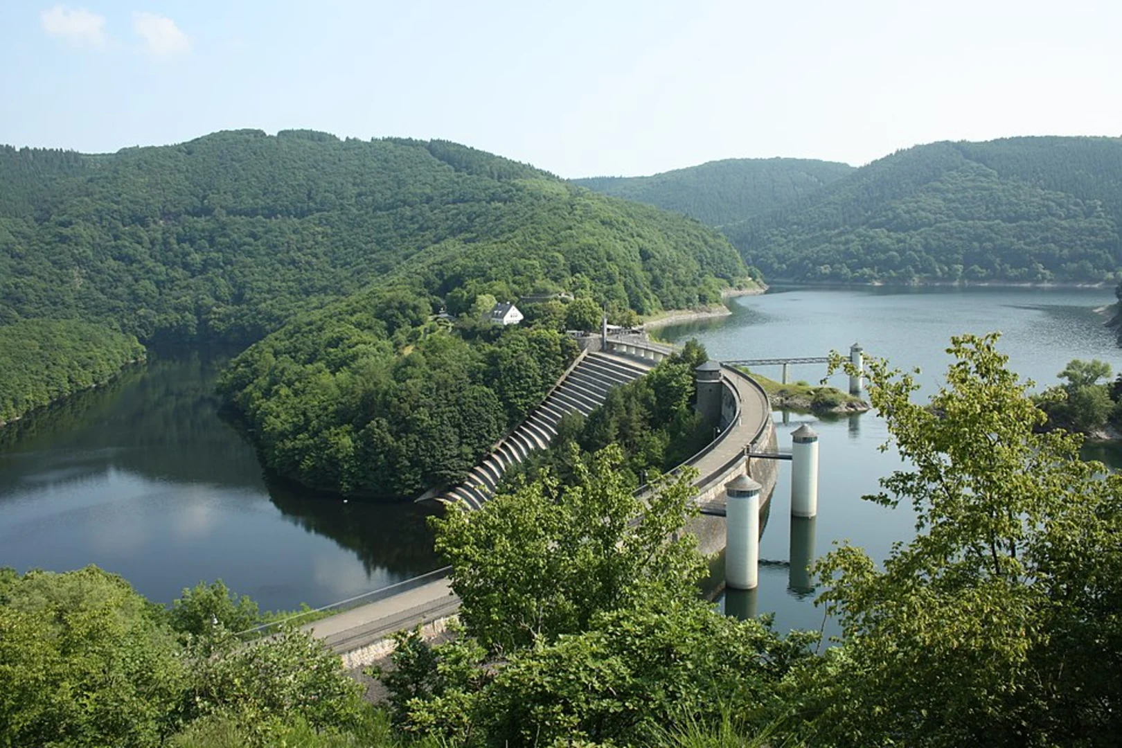 An image depicting the trail Van Dooren, Alte Schule and Urftsee Loop via Rur Olef Route and its surrounding area.