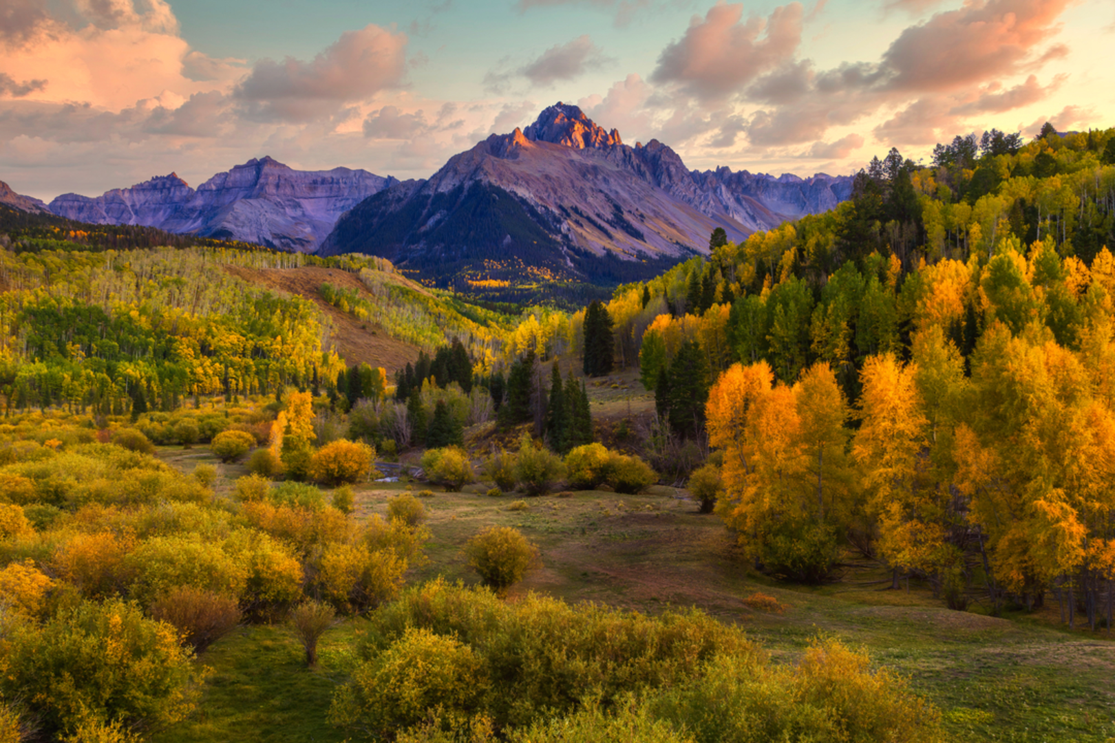 An image depicting the trail Blue Lakes Trail and its surrounding area.