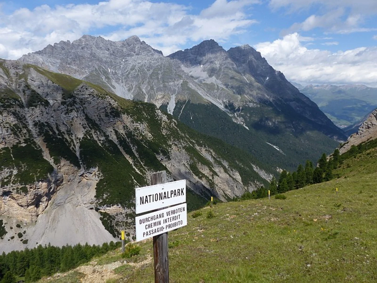An image depicting the trail Mot Tavrü and its surrounding area.